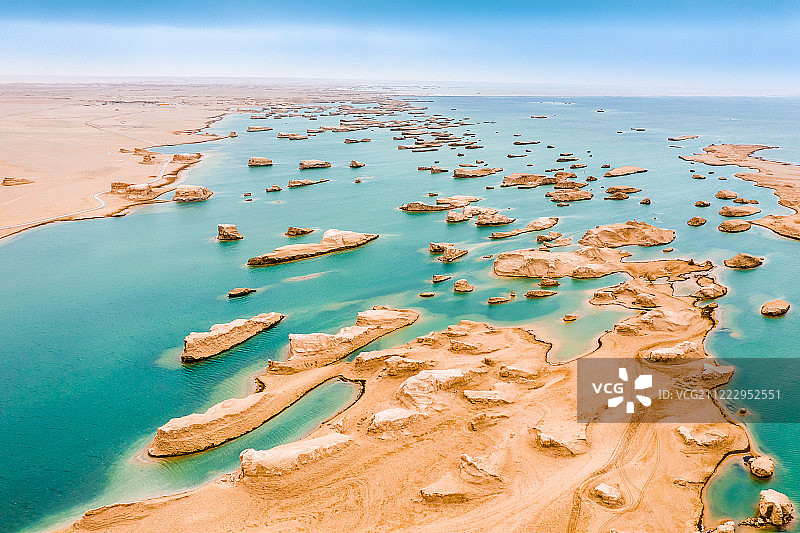 水上雅丹图片素材