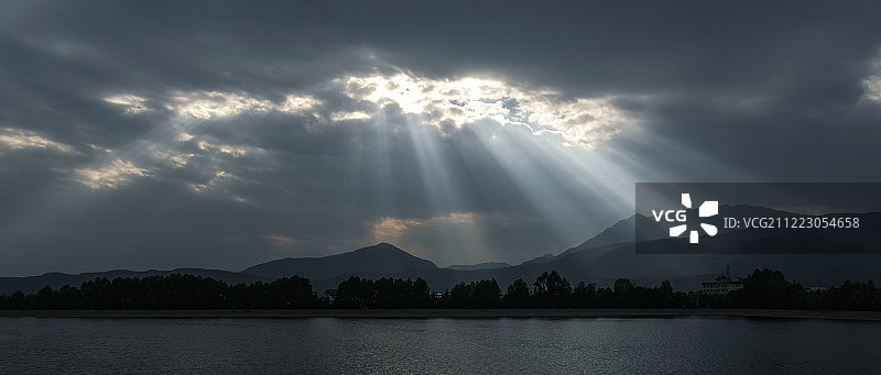 云南天空洒下的耶稣光照耀的山峰图片素材