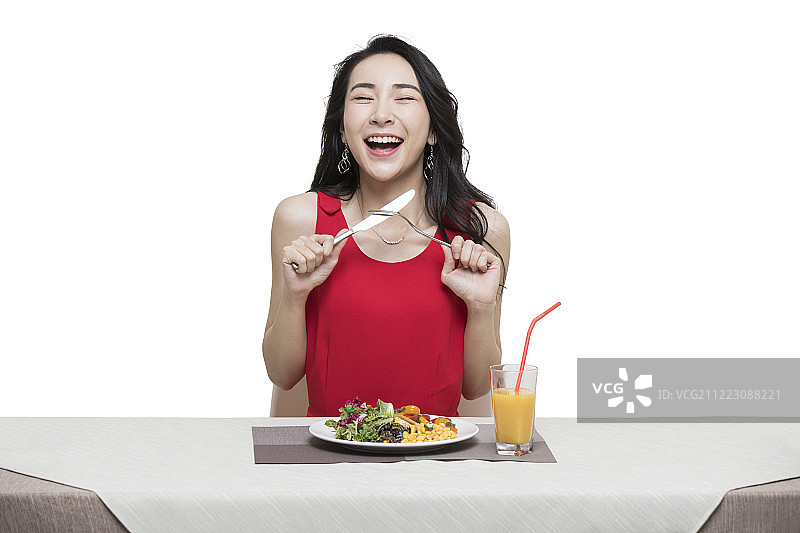年轻时尚女性吃蔬菜沙拉图片素材