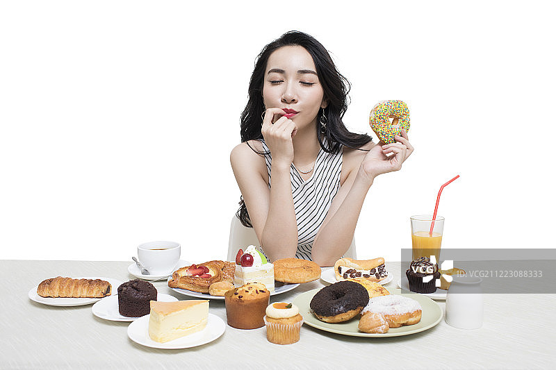 年轻时尚女性吃甜点图片素材