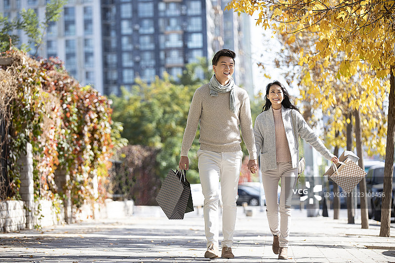 快乐的年轻情侣秋日购物图片素材