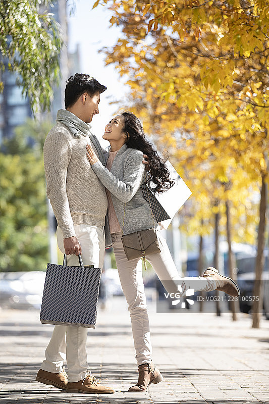 快乐的年轻情侣秋日约会图片素材