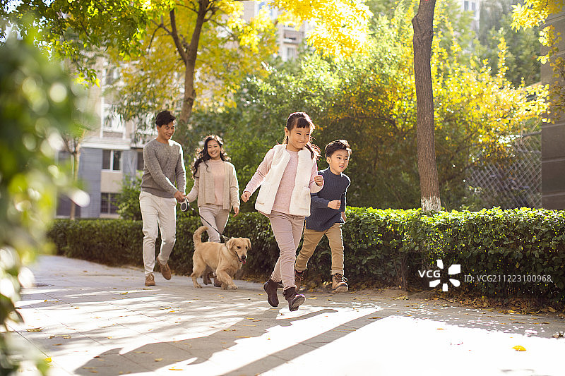 快乐的年轻家庭和宠物狗图片素材