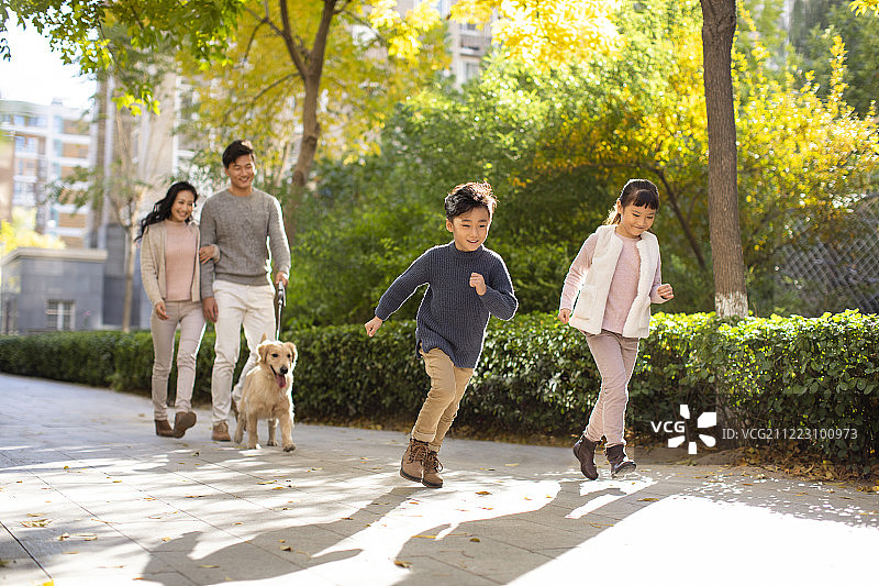 快乐的年轻家庭和宠物狗图片素材