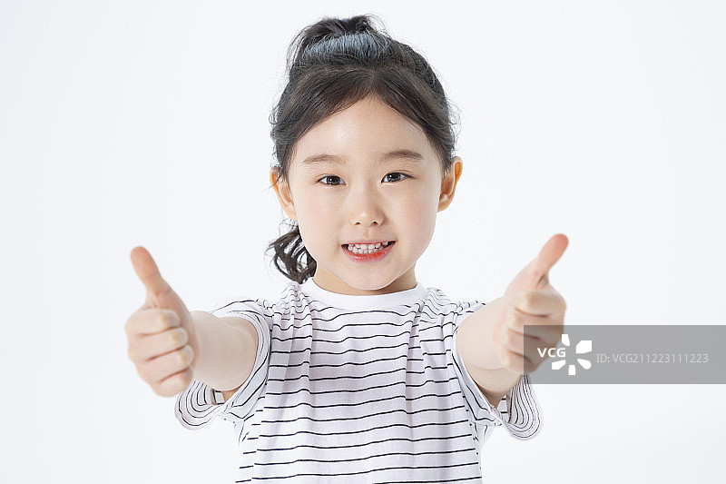 微笑的儿童概念，快乐的孩子在白色背景上享受夏天时光001图片素材