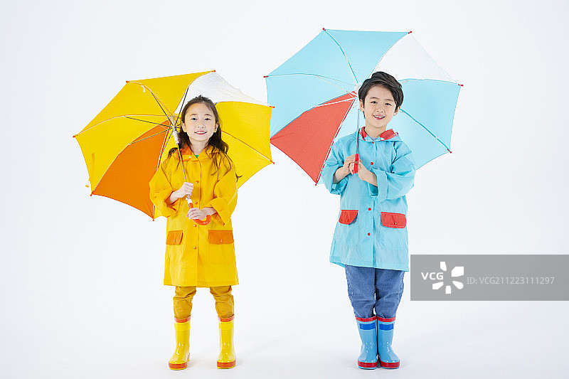 微笑的儿童概念，快乐的孩子在白色背景上享受夏天时光001图片素材