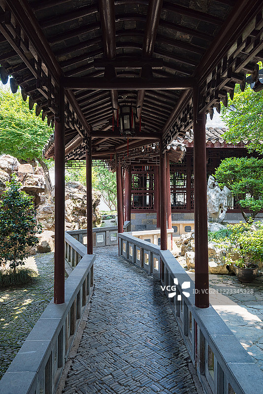 苏州古典园林网师园的长廊风光图片素材