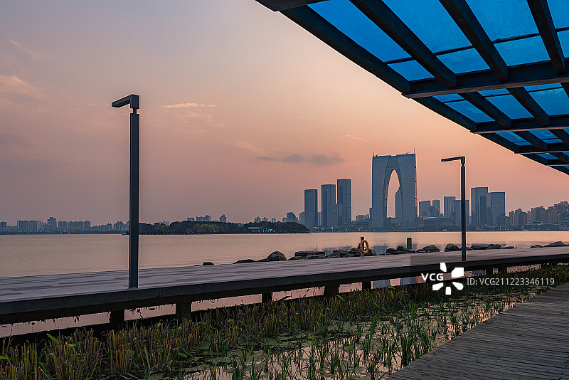 日落黄昏时分的苏州金鸡湖城市风光图片素材