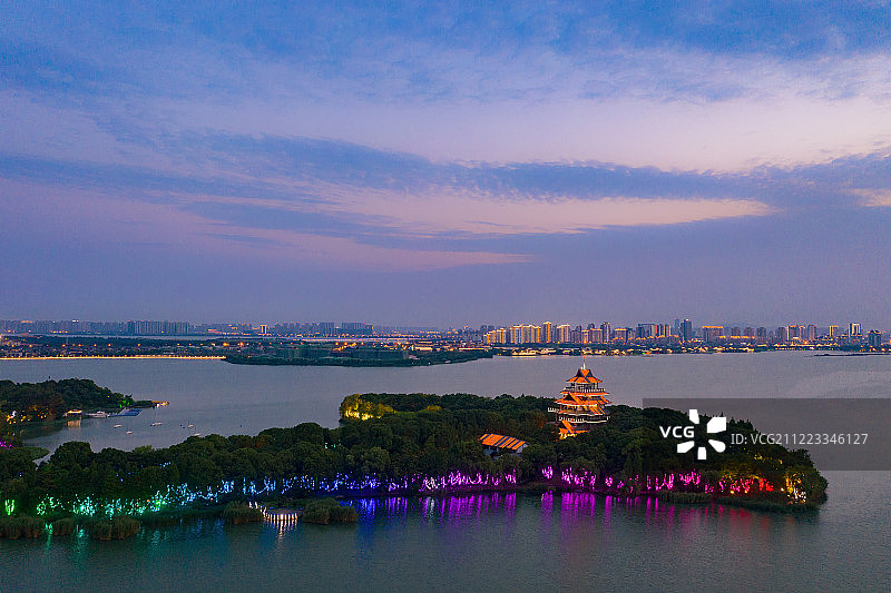 航拍苏州金鸡湖湖中的桃花岛夜景图片素材