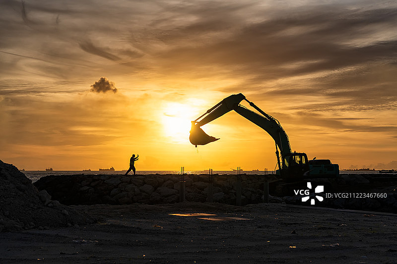 夕阳下的挖掘机日落剪影户外风光图片素材