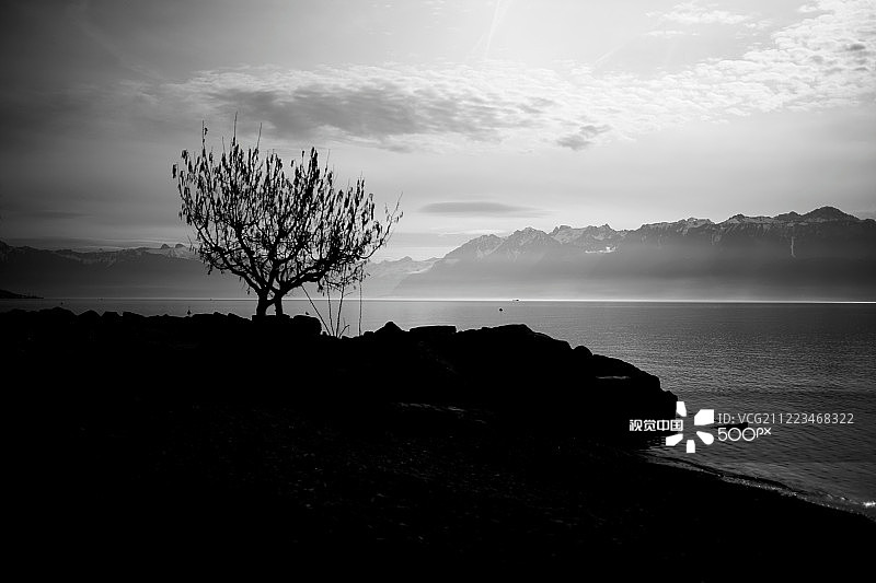 从洛桑看莱芒湖、阿尔卑斯山和埃维昂图片素材