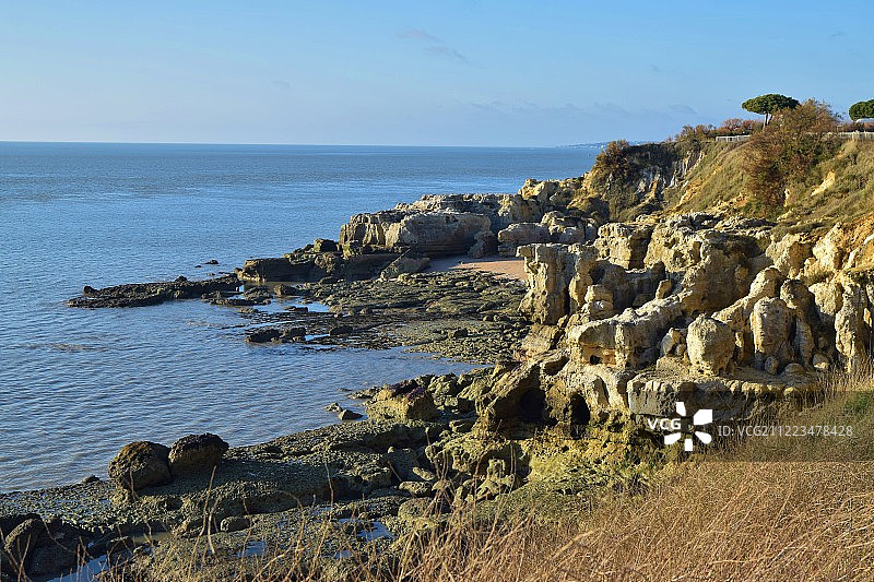 碧空映衬海中岩景图片素材