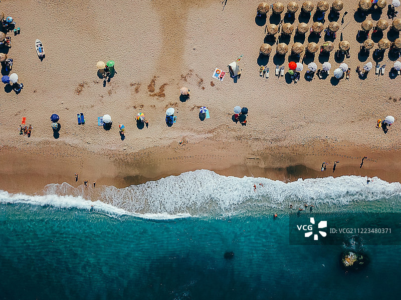 海岸边的沙滩躺椅图片素材