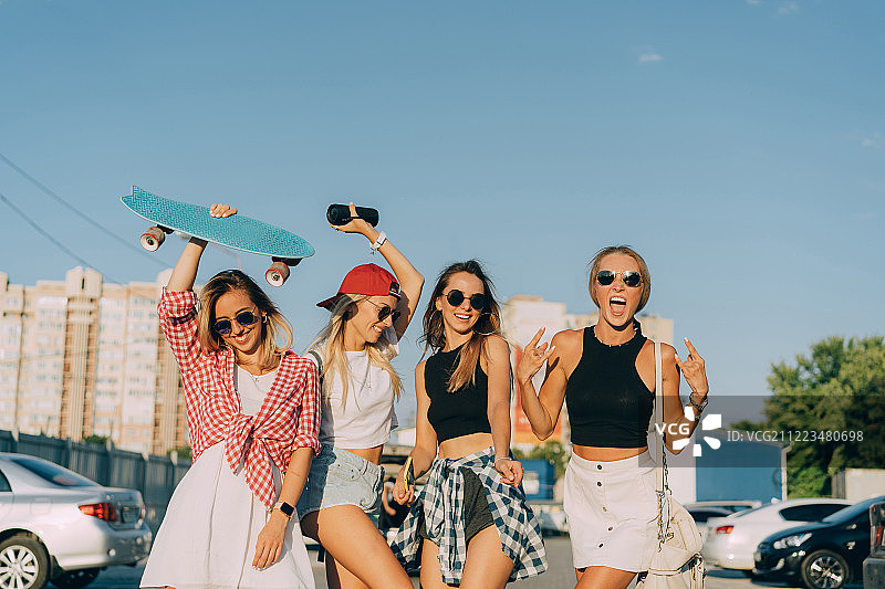 四个小女孩在停车场玩耍图片素材