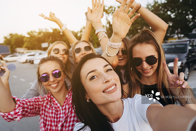 六个年轻漂亮的女孩看着镜头自拍图片素材