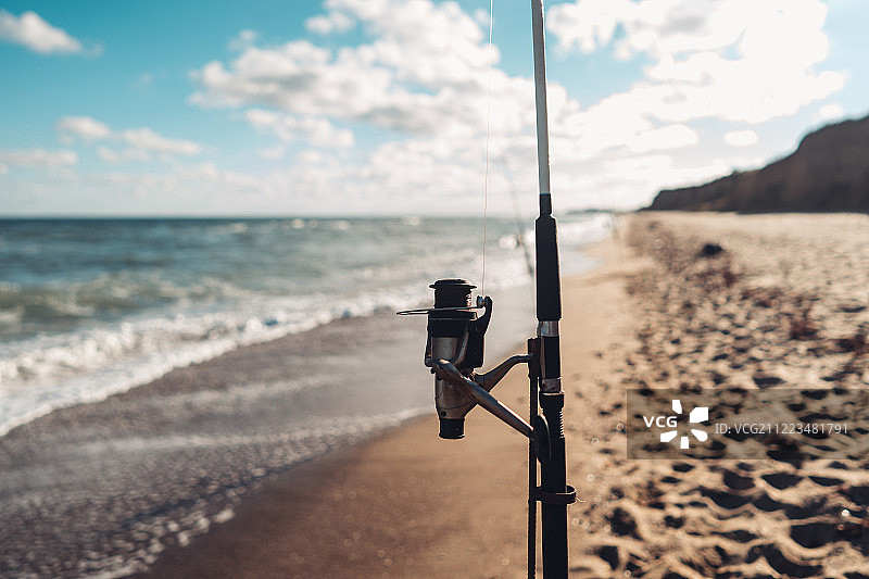 沙滩上一排鱼竿图片素材