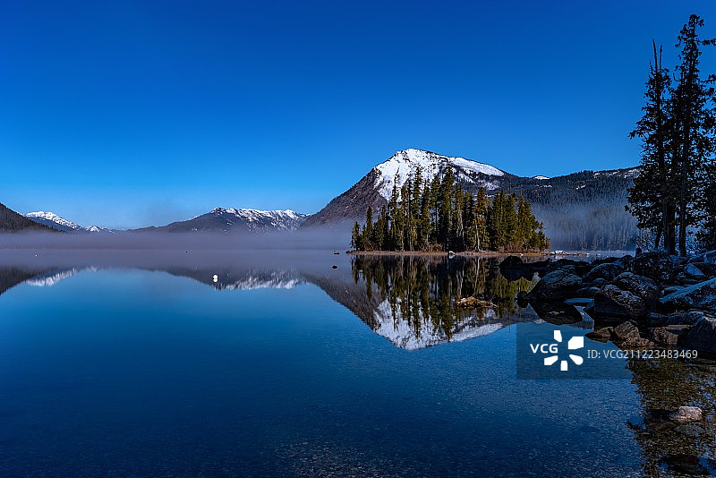 韦纳奇湖清晨倒影图片素材