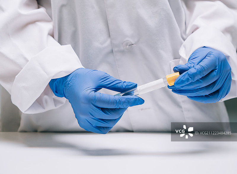 女医学或科学研究员手持试管图片素材