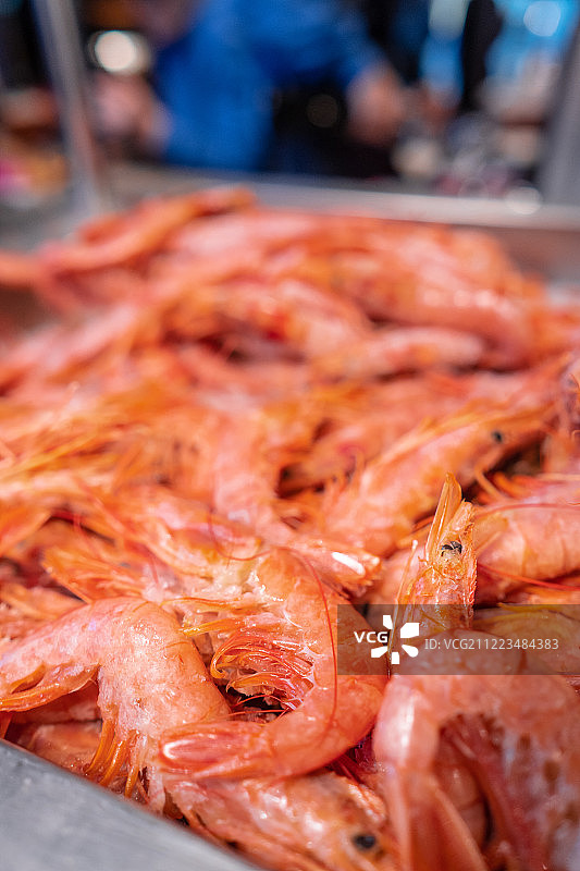 展柜上选择性聚焦的冷冻虾图片素材