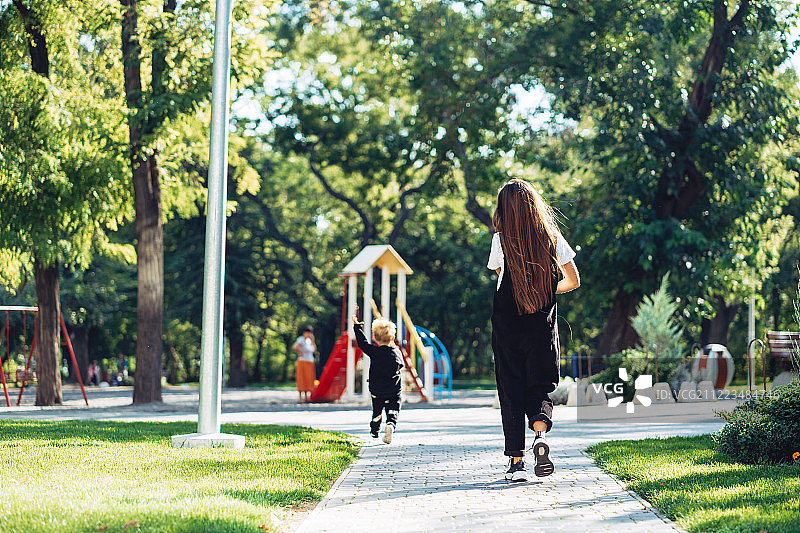母子在公园里散步图片素材