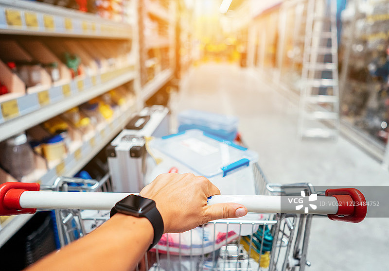 在超市通道上手推购物车图片素材
