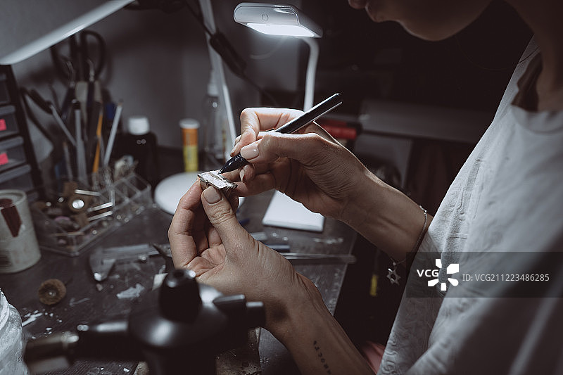 在家庭作坊中处理贵重金属图片素材