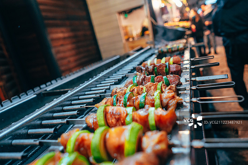串在烤肉扦上的肉和西葫芦特写镜头图片素材