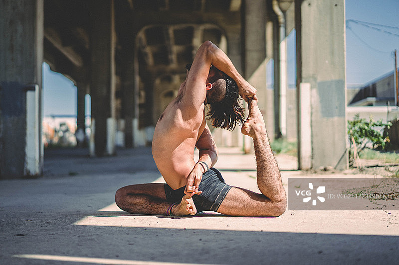 男人户外练习瑜伽图片素材