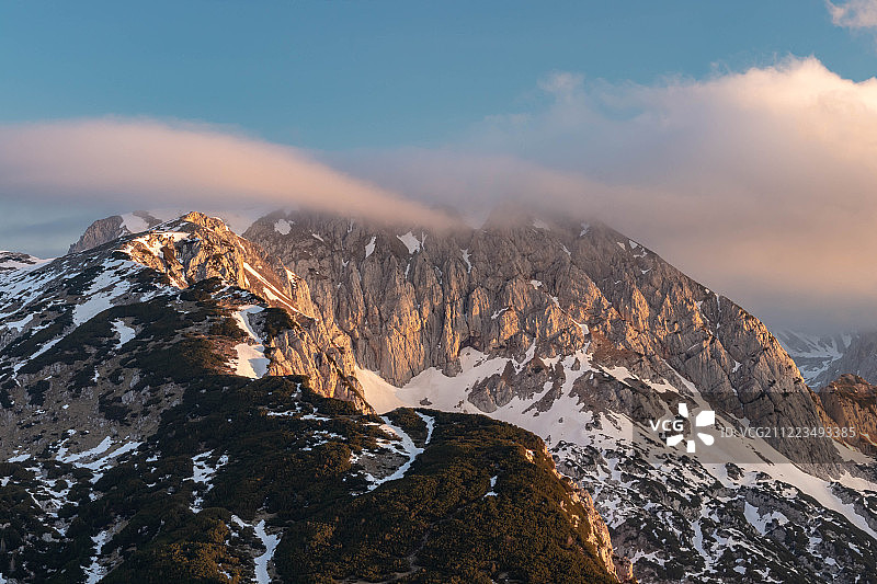 斯洛文尼亚卡姆尼克萨维尼亚阿尔卑斯山的清晨图片素材