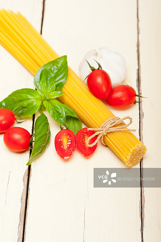 意大利番茄罗勒意面图片素材