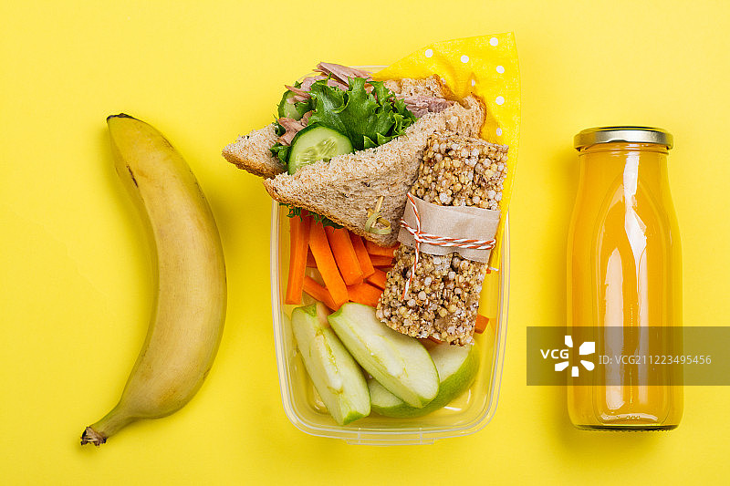 午餐盒和学校用品图片素材