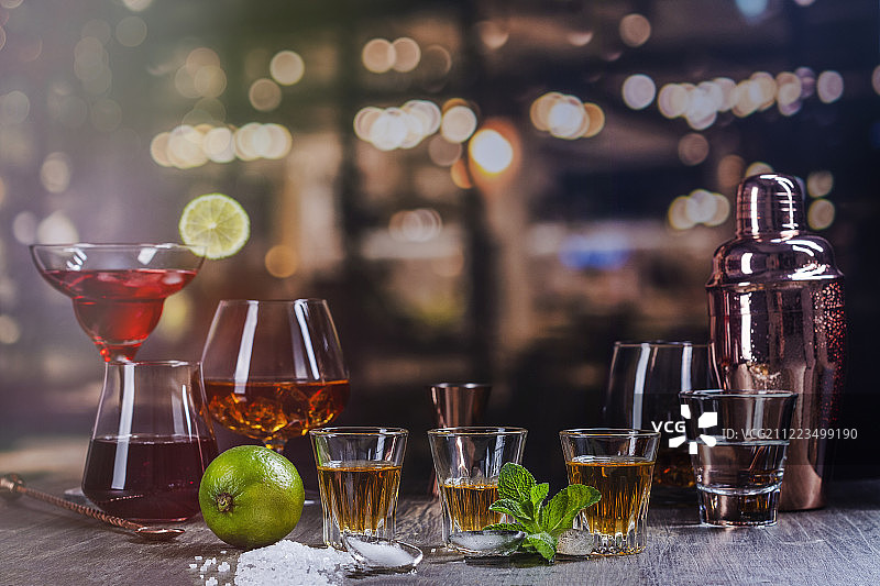 酒吧里浓烈的酒精饮品图片素材