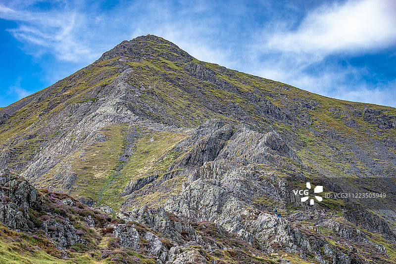缓慢攀登霍尔山峰顶图片素材