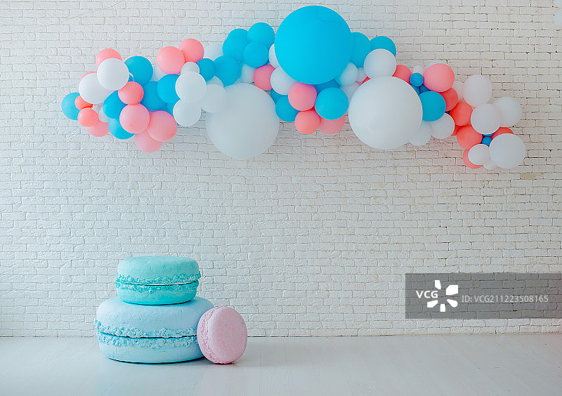 白色砖墙背景上的气球和冰淇淋车与姜饼人图片素材