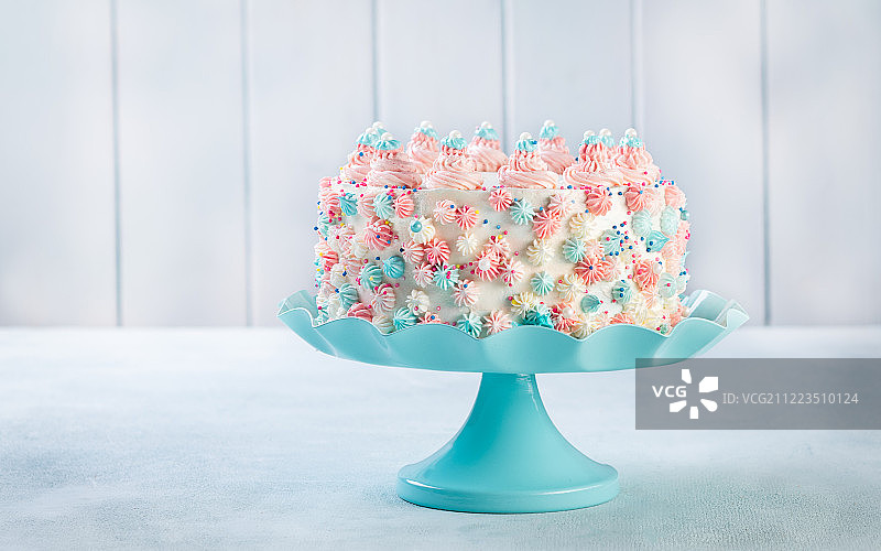 香草奶油生日蛋糕与彩色糖屑图片素材