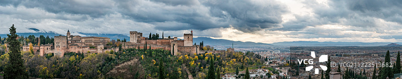 俯瞰格拉纳达的阿尔罕布拉宫图片素材