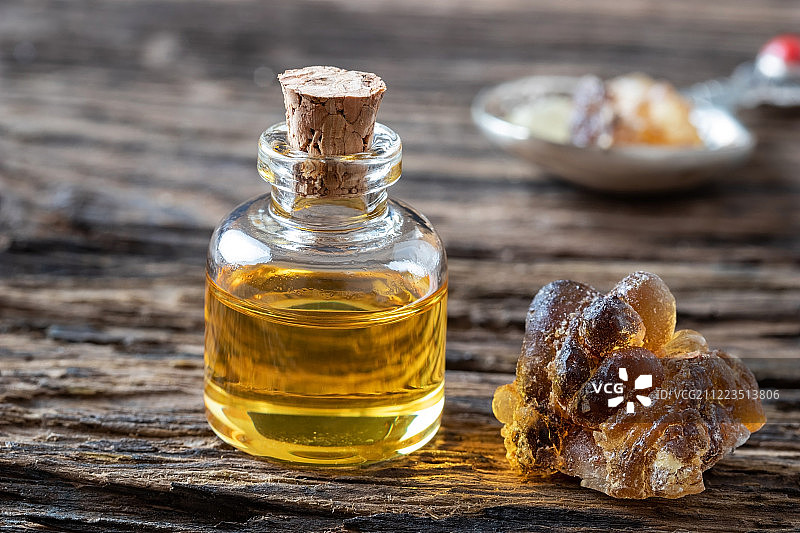 瓶装乳香精油与乳香树脂图片素材