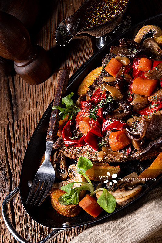 配以各种蔬菜的嫩牛肉图片素材