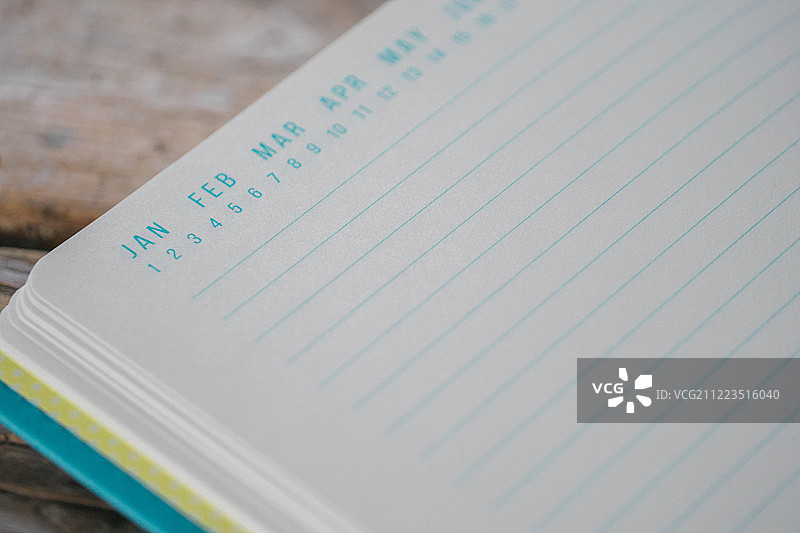 乡村木桌上的创意日志或日历图片素材