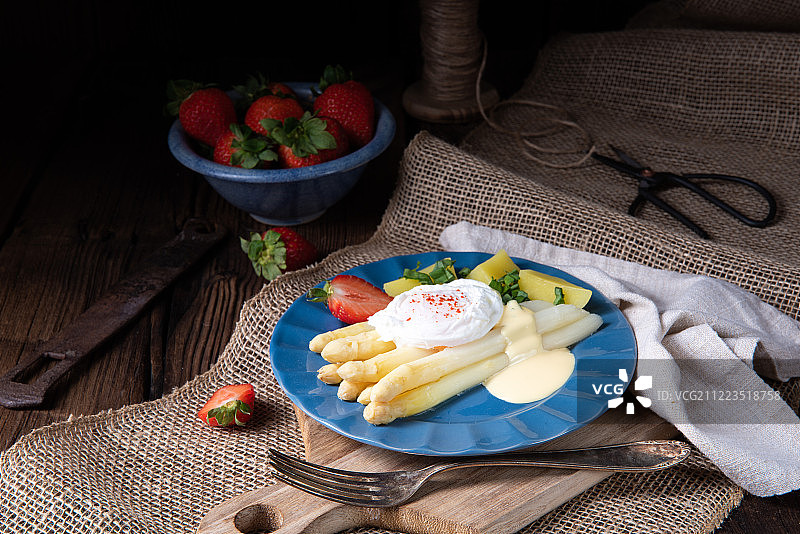 煮熟的芦笋配鸡蛋和土豆图片素材