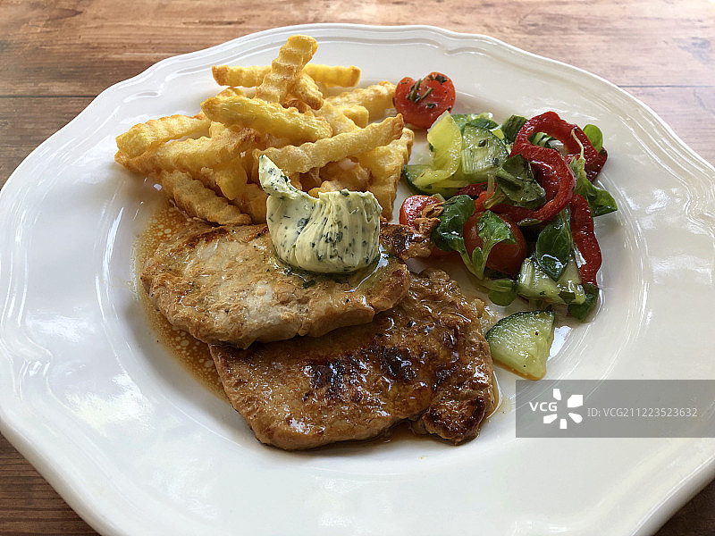 配香草黄油和炸薯条的多汁烤牛排图片素材