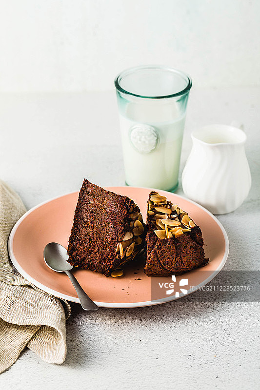 桌上的无麸质纯素巧克力杏仁蛋糕图片素材