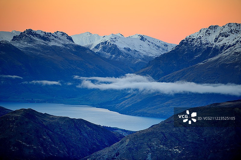 俯瞰白雪皑皑的塞西尔峰图片素材