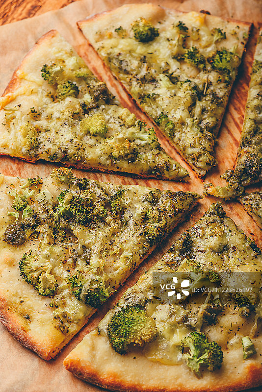 意式西兰花奶酪披萨图片素材