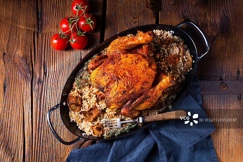 烤辣味鸡肉配大麦和蘑菇图片素材