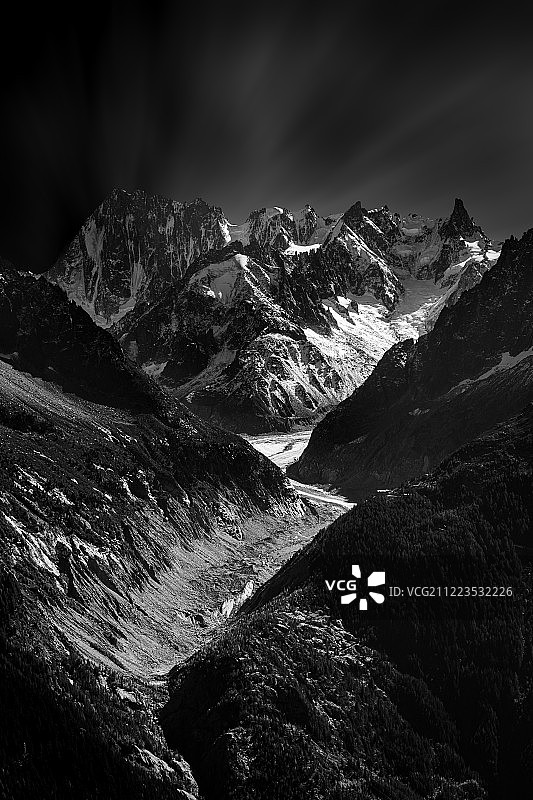 勃朗峰山脉的冰海冰川（黑白照片）图片素材