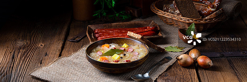 乡村风味酸菜汤配培根香肠图片素材