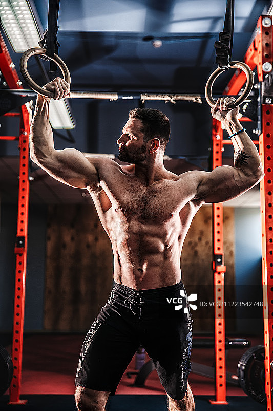 年轻运动员练习交叉健身图片素材