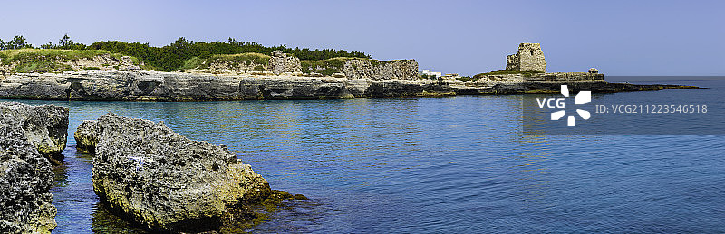 意大利南部普利亚萨伦托地区莱切省罗卡韦基亚附近的海岸线图片素材