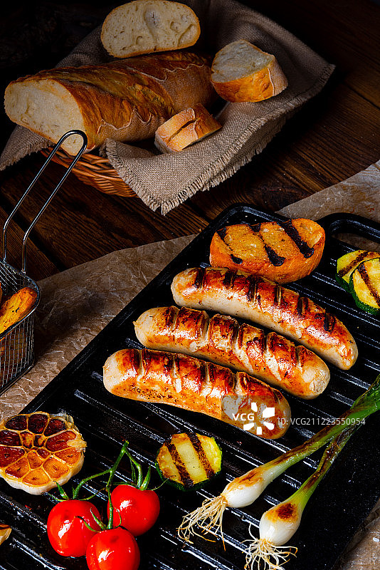 烤香肠配蔬菜和面包图片素材